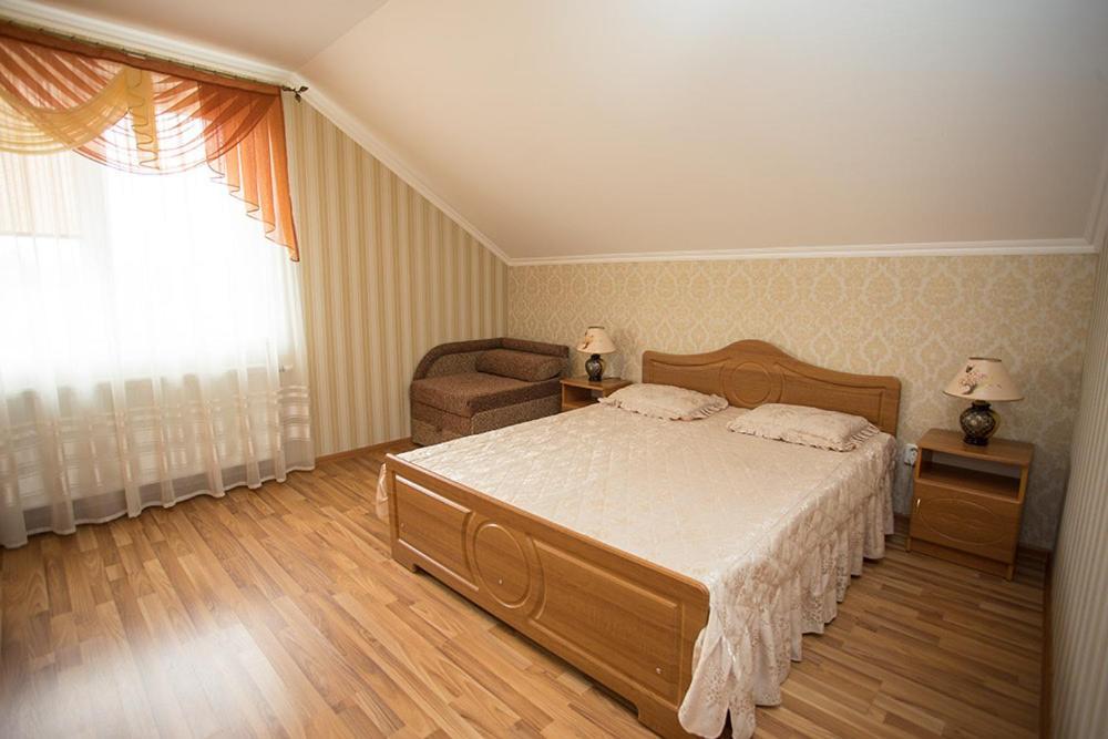 Hotel Goldenluxe Berehove  Esterno foto