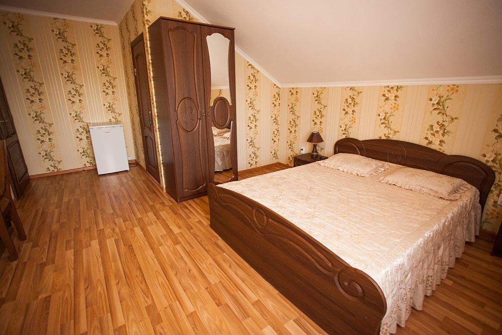 Hotel Goldenluxe Berehove  Esterno foto