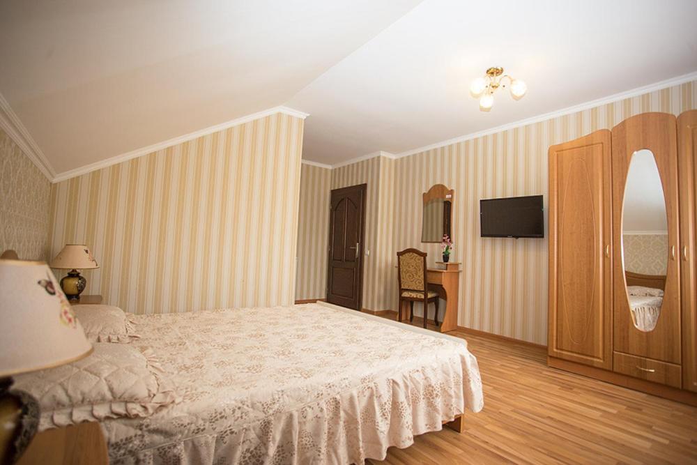 Hotel Goldenluxe Berehove  Esterno foto
