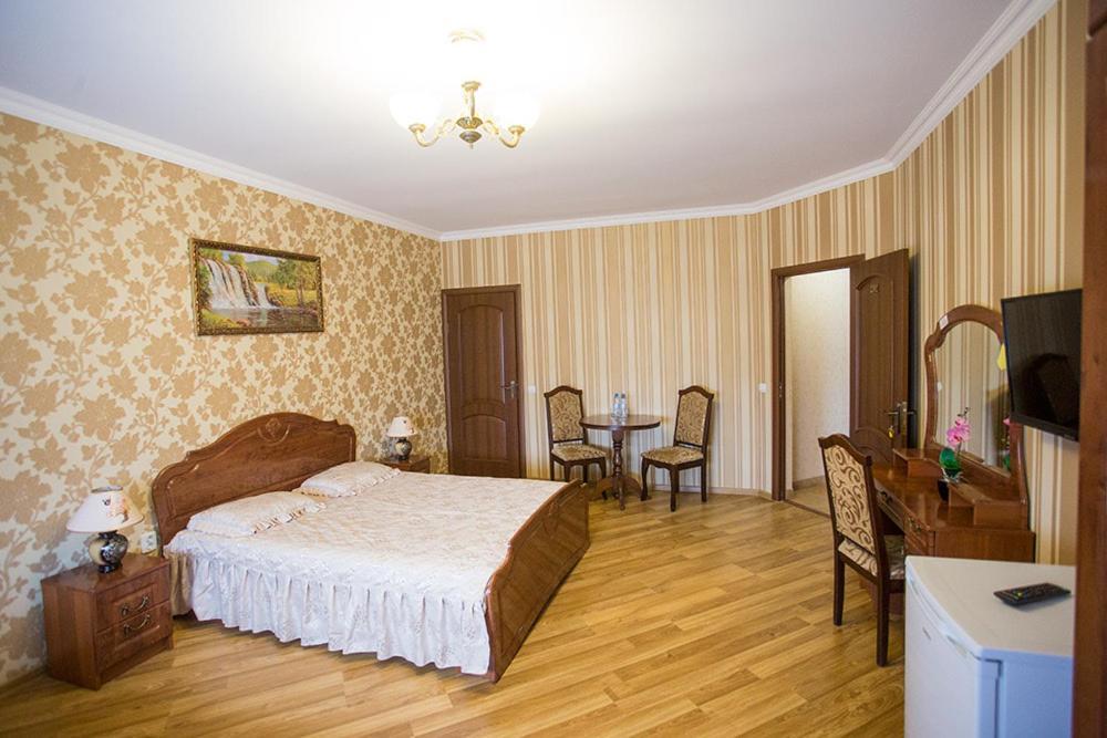 Hotel Goldenluxe Berehove  Esterno foto