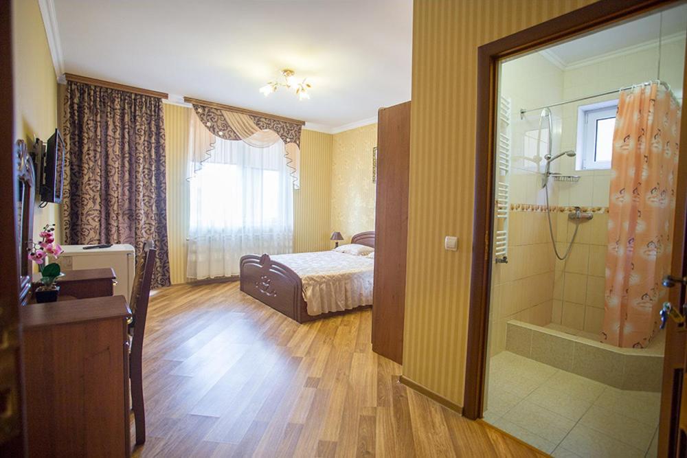 Hotel Goldenluxe Berehove  Esterno foto