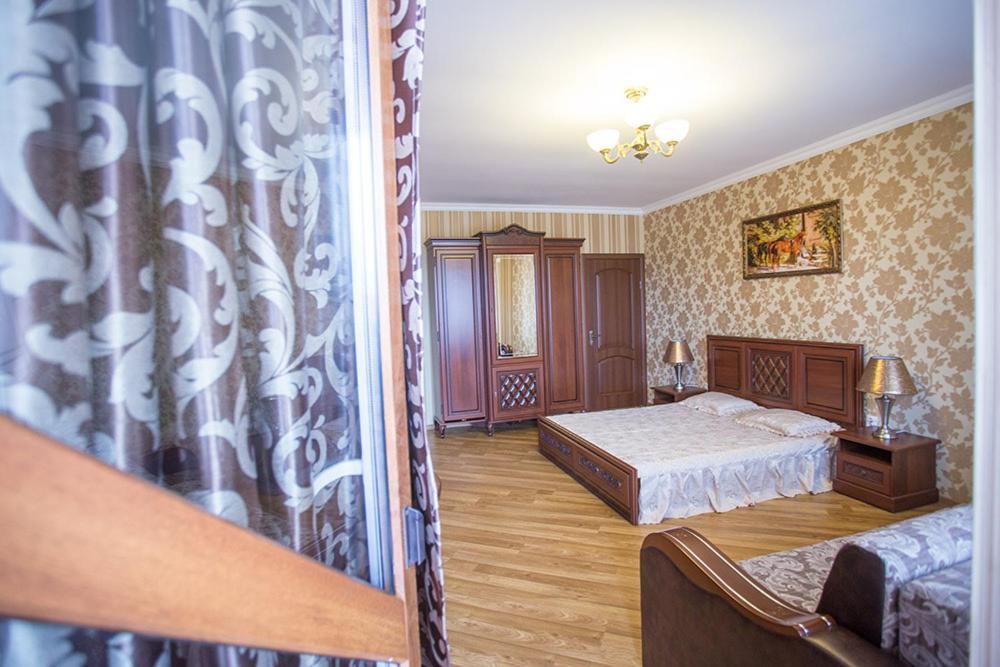 Hotel Goldenluxe Berehove  Esterno foto