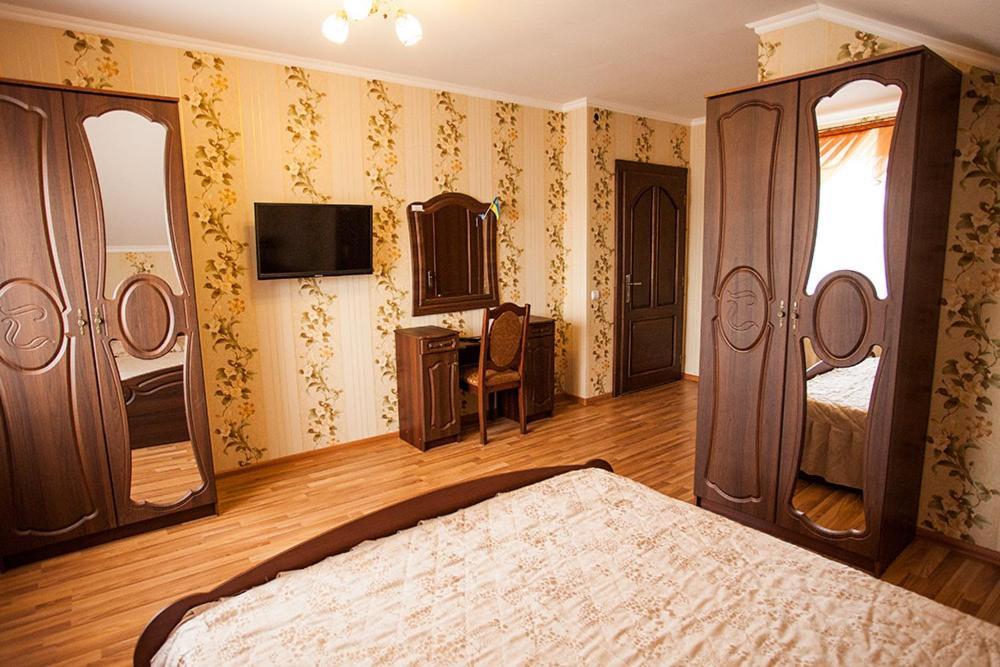 Hotel Goldenluxe Berehove  Esterno foto