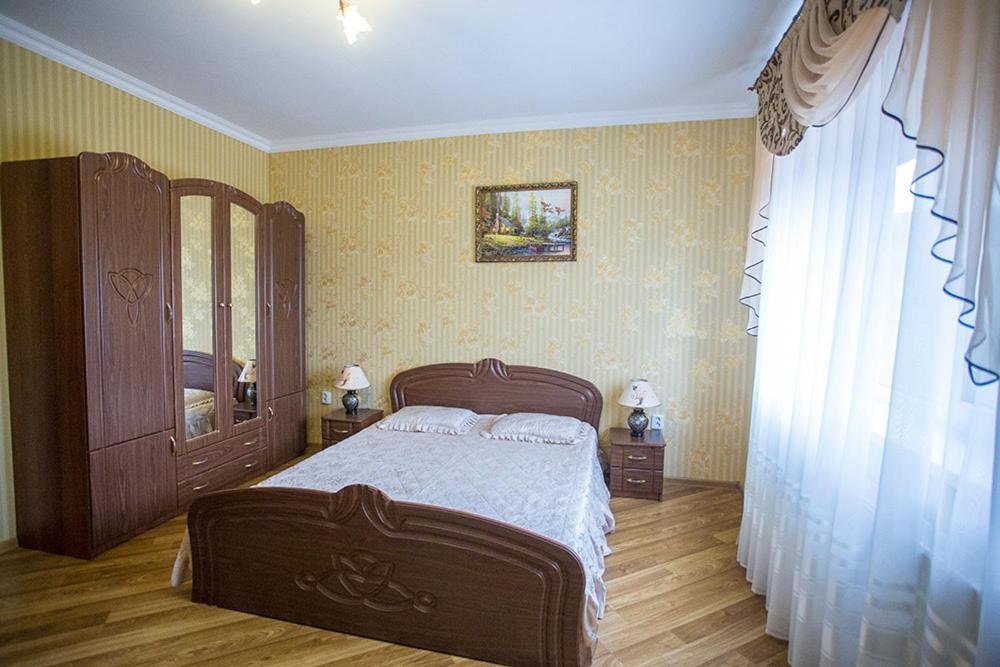 Hotel Goldenluxe Berehove  Esterno foto