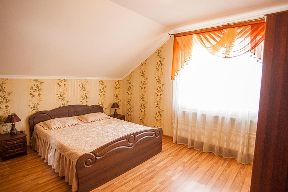 Hotel Goldenluxe Berehove  Esterno foto