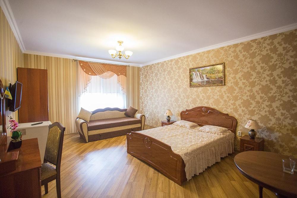 Hotel Goldenluxe Berehove  Esterno foto