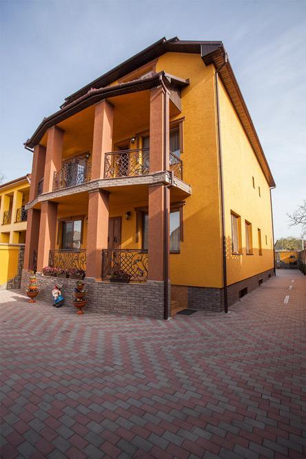 Hotel Goldenluxe Berehove  Esterno foto