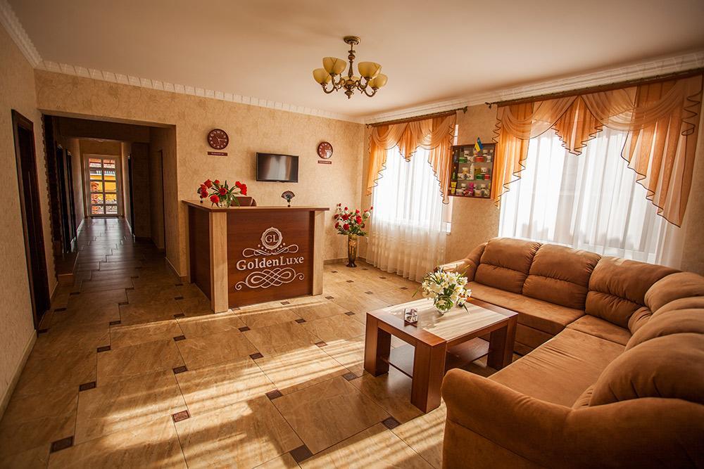 Hotel Goldenluxe Berehove  Esterno foto