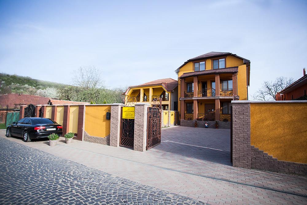 Hotel Goldenluxe Berehove  Esterno foto